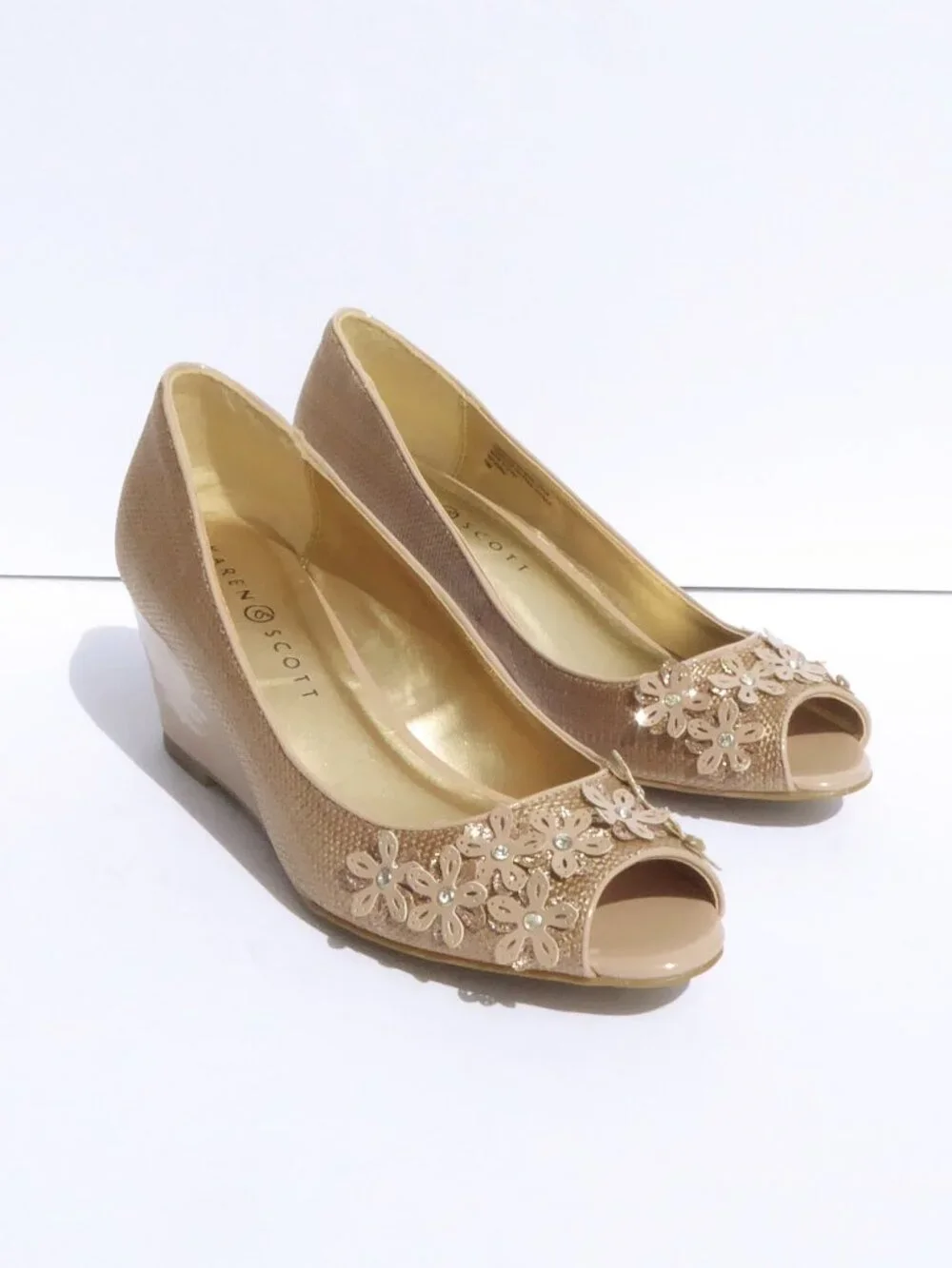Karen Scott warm beige floral glitter rhinestone flower peep toe wedges size 7.5